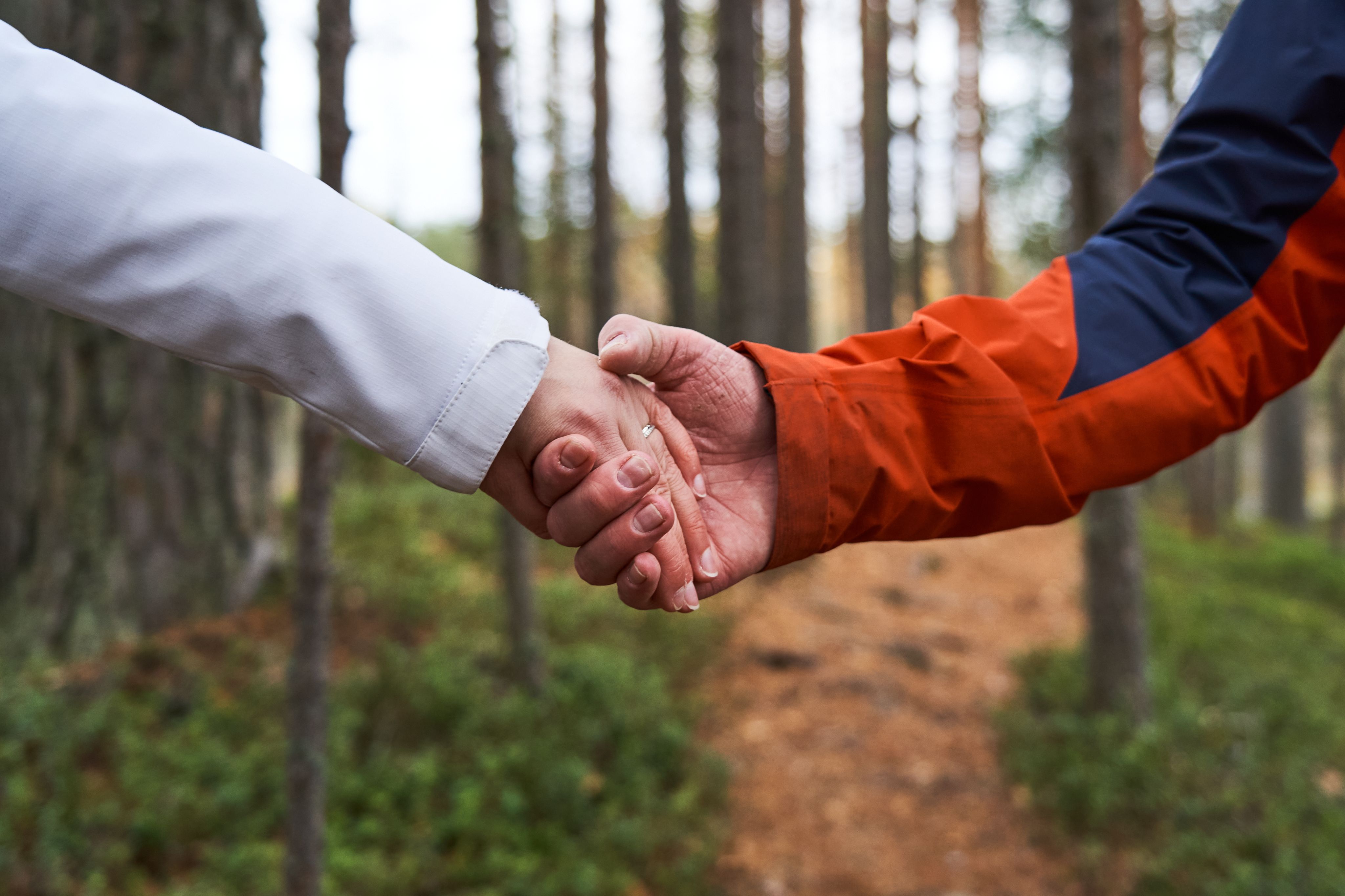 Käsi kädessä kaksi ihmistä